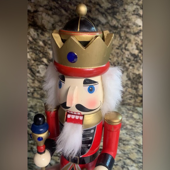 14” Tall Red Wooden Soldier Nutcracker King Vintage 2010 Sapphire Blue EXCELLENT - Picture 8 of 9